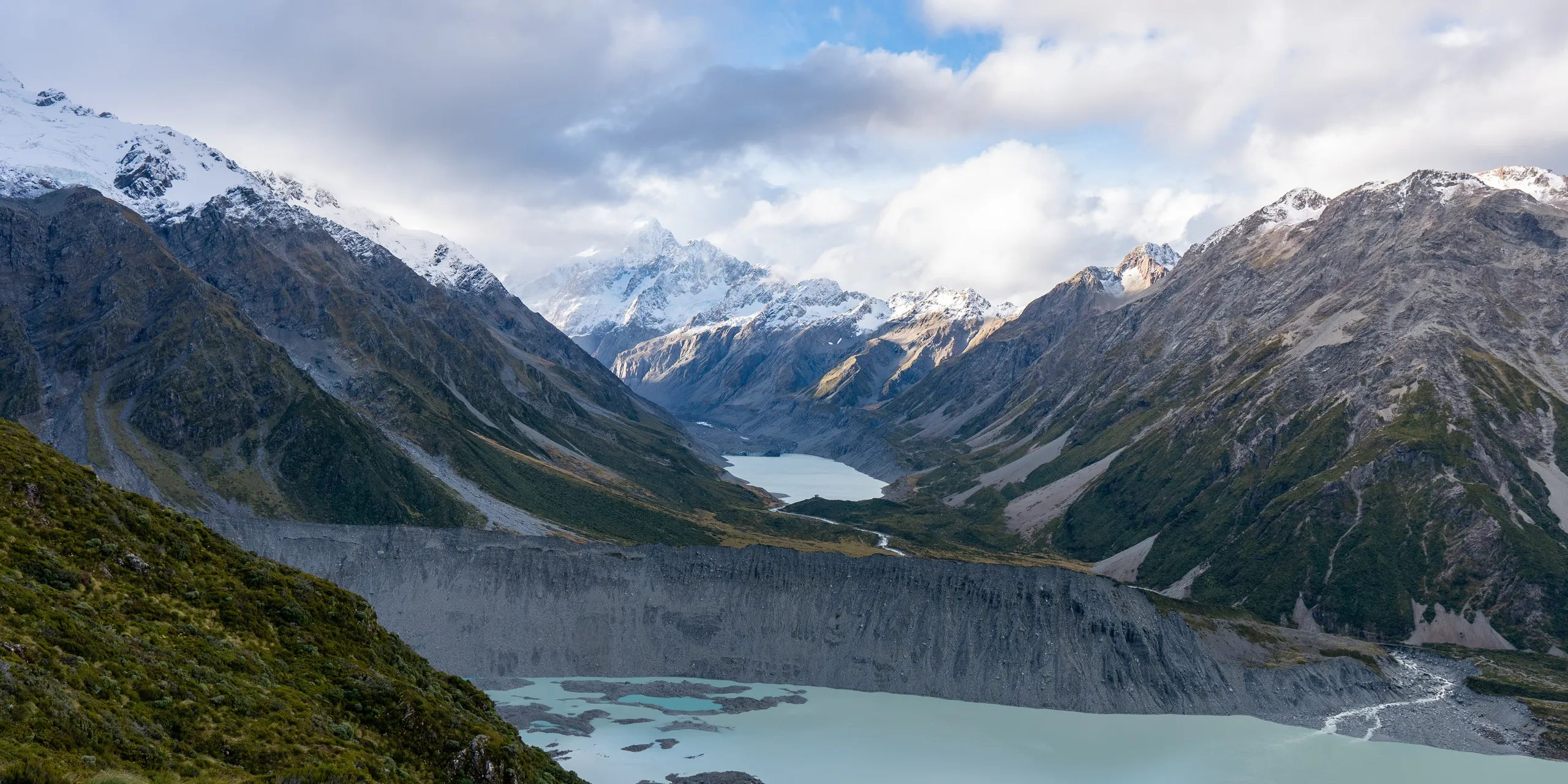 Hooker Valley during the descent, with Aoraki taking pride of place at the head of the valley. The Mueller Glacier moraine wall sits in front.